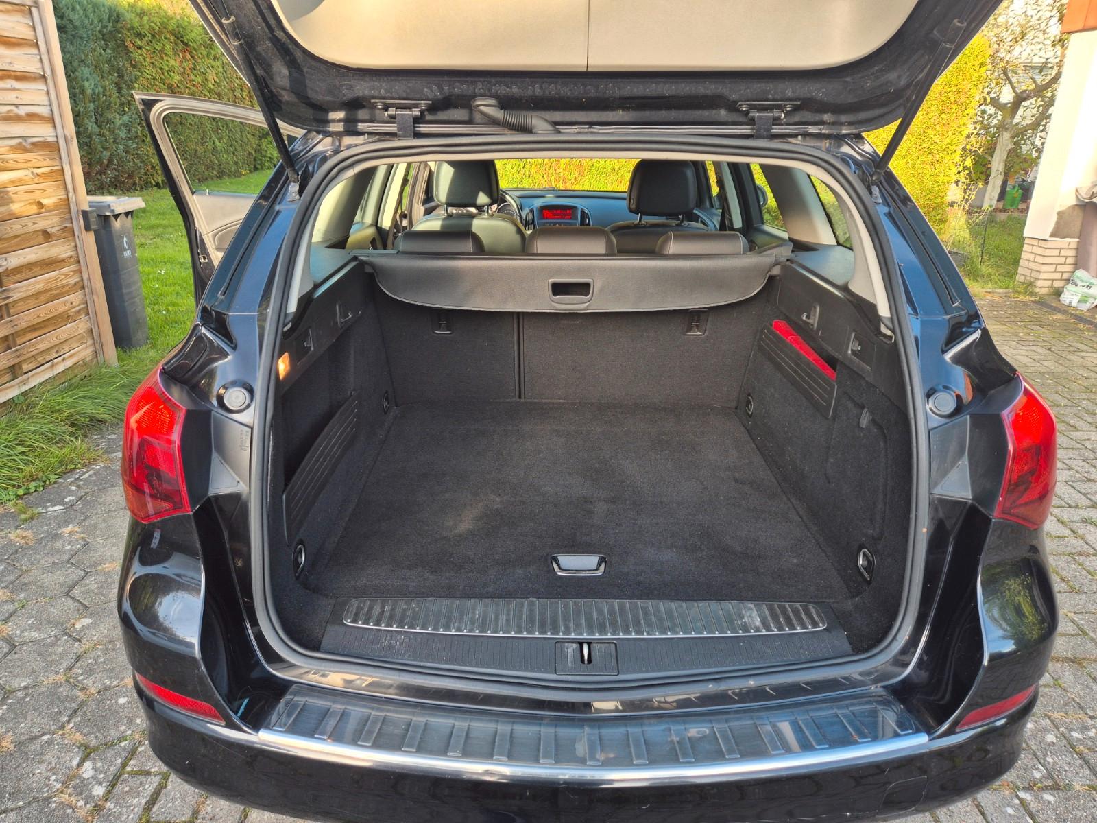 Opel Astra 2011 — photo 7
