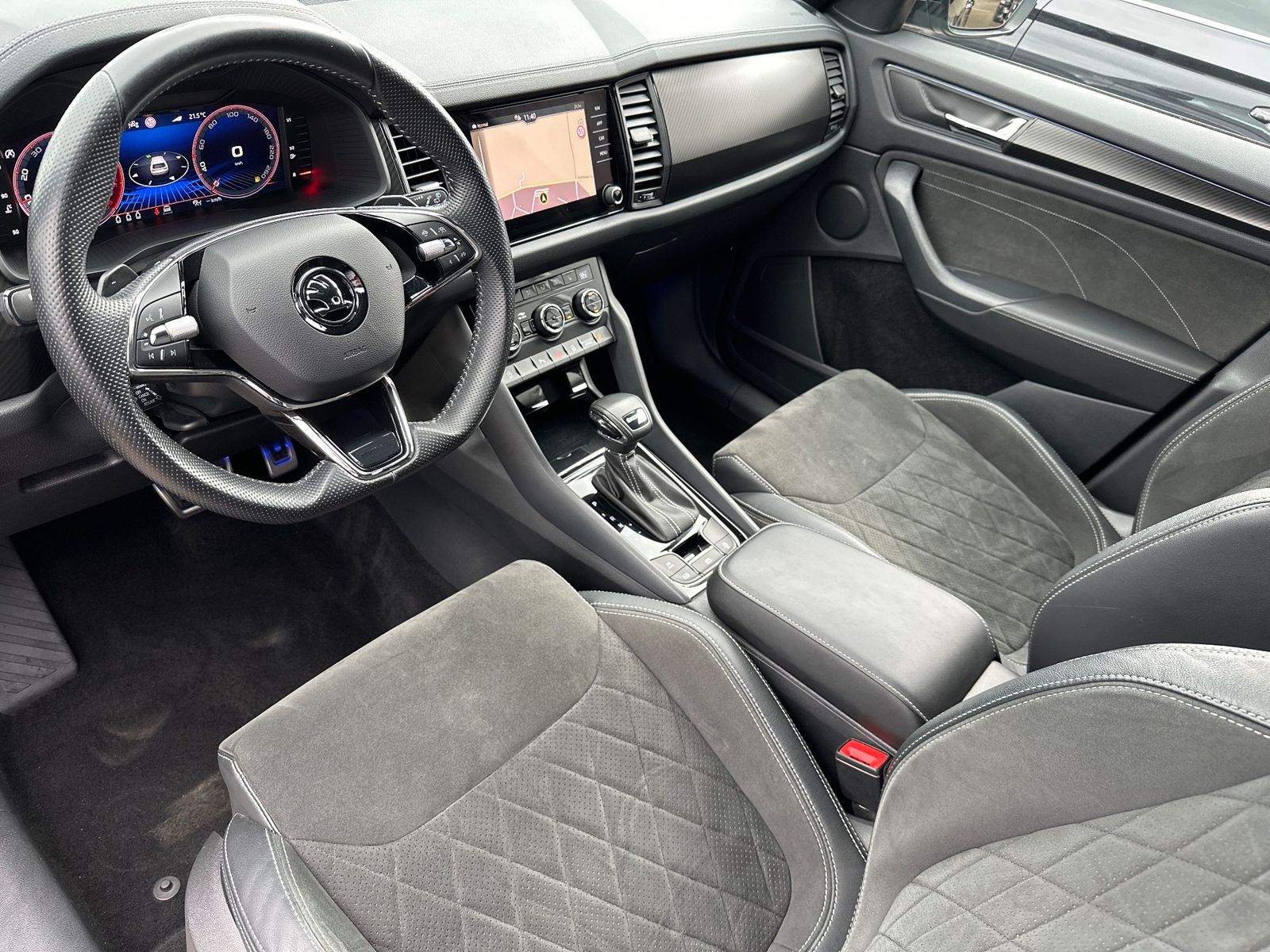 Fahrzeugabbildung SKODA Kodiaq Sportline NAV+LED+ACC+KAMERA+20ZOLL+KESSY