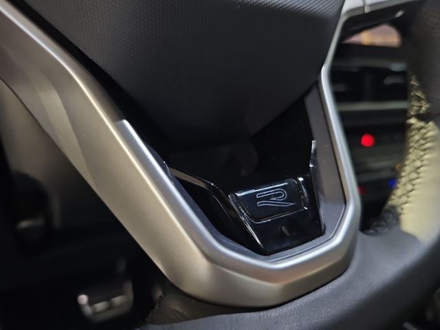 Fahrzeugabbildung Volkswagen T-Roc 1.5 TSI DSG R-Line NAVI AHK LED RFK SHZ