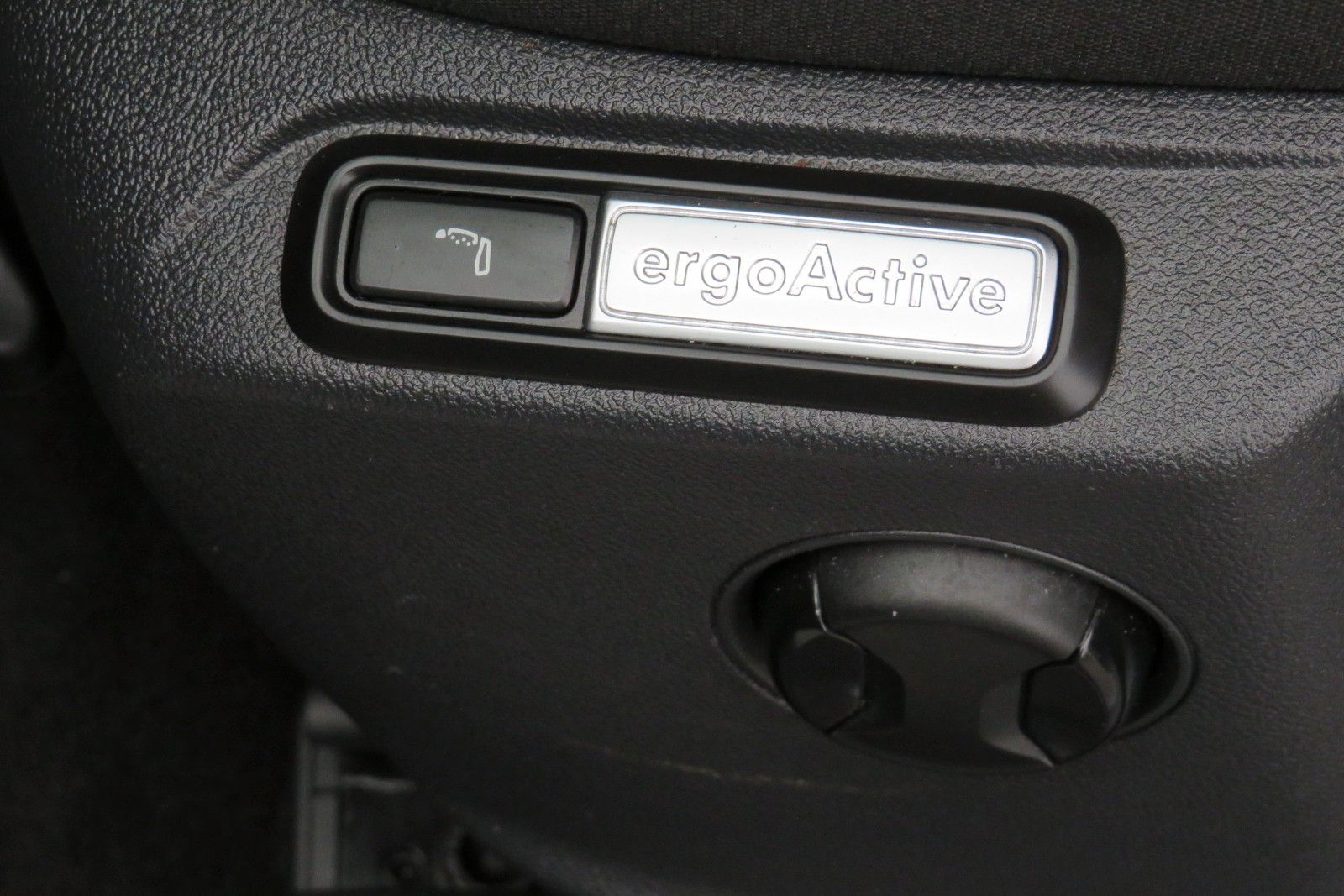 Fahrzeugabbildung Volkswagen T-Roc Style ACC APP MASSAGE SITZH. 17`KAMERA 1.H