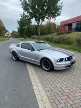 Ford Mustang GT V8 - Ford Mustang mit Benzin-Antrieb: Limousine