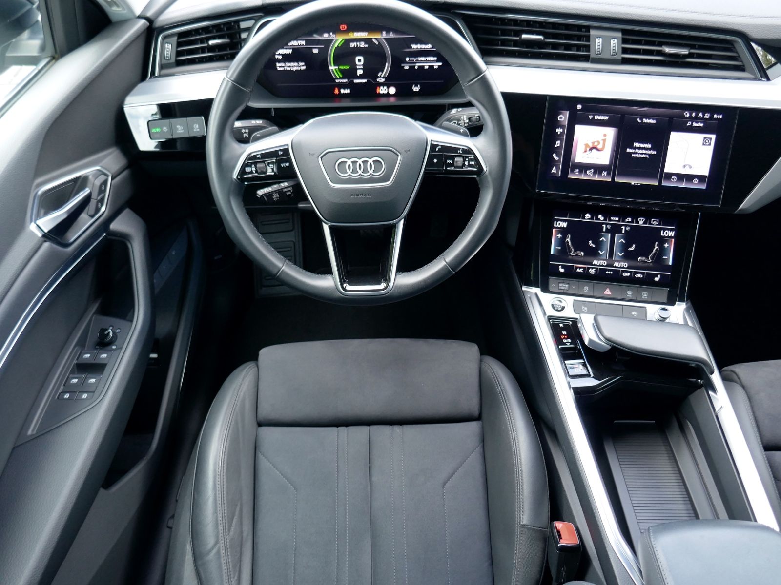 Fahrzeugabbildung Audi e-tron advanced 55 quattro 300kW | LED RFK CCS