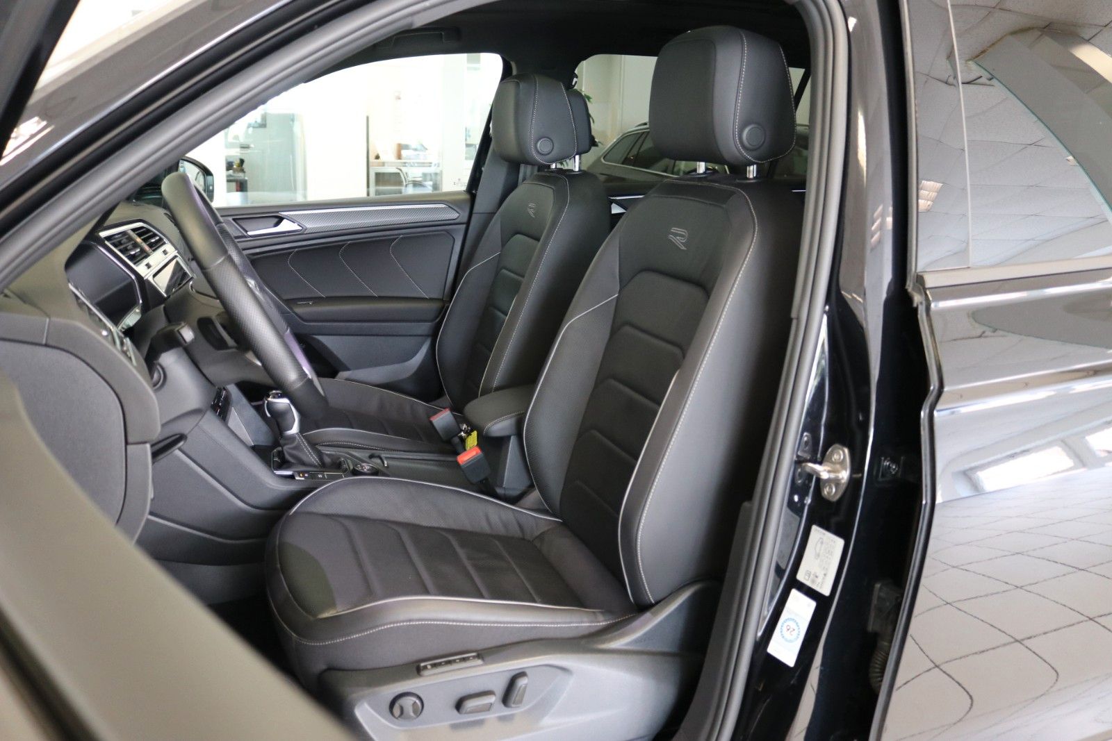Volkswagen Tiguan Allspace R-Line AHK DCC 360° HUD Pano ACC foto 16