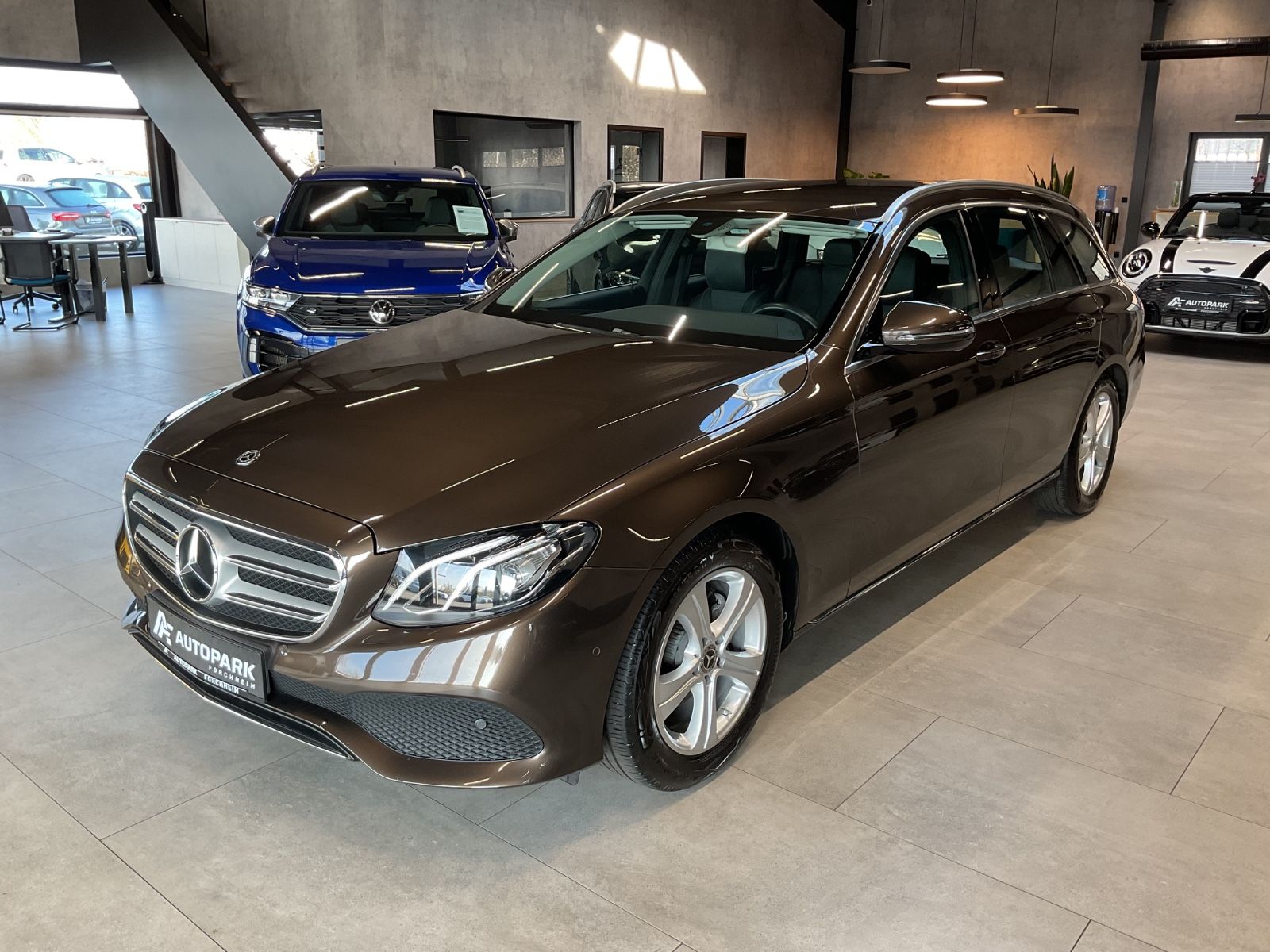 MERCEDES-BENZ E 200d T Avantgarde LED Navi Kamera Teilleder