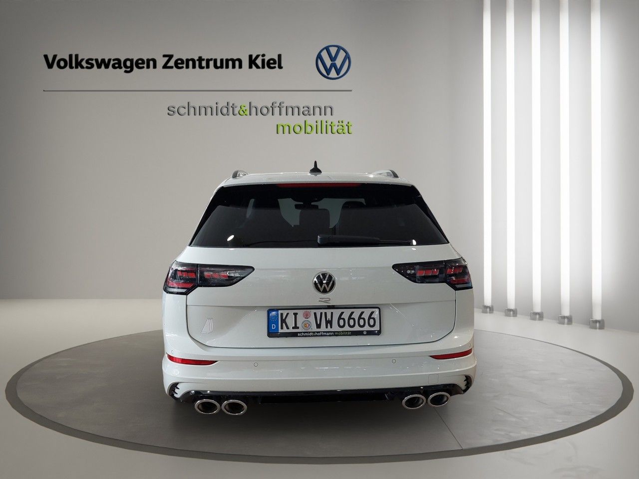 Volkswagen Golf VIII Variant R 4Motion 2.0 TSI PANO NAVI foto 5