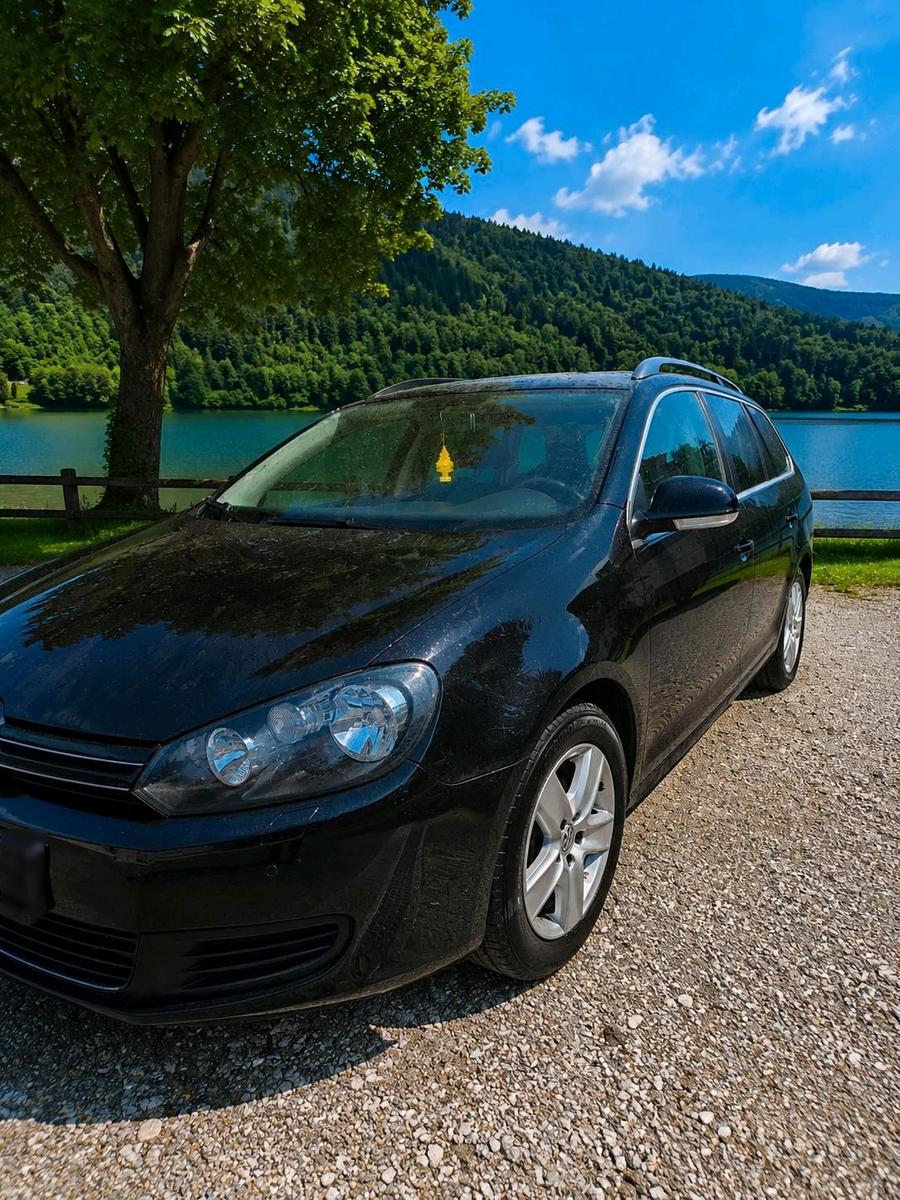 Volkswagen Golf 2010 — салон