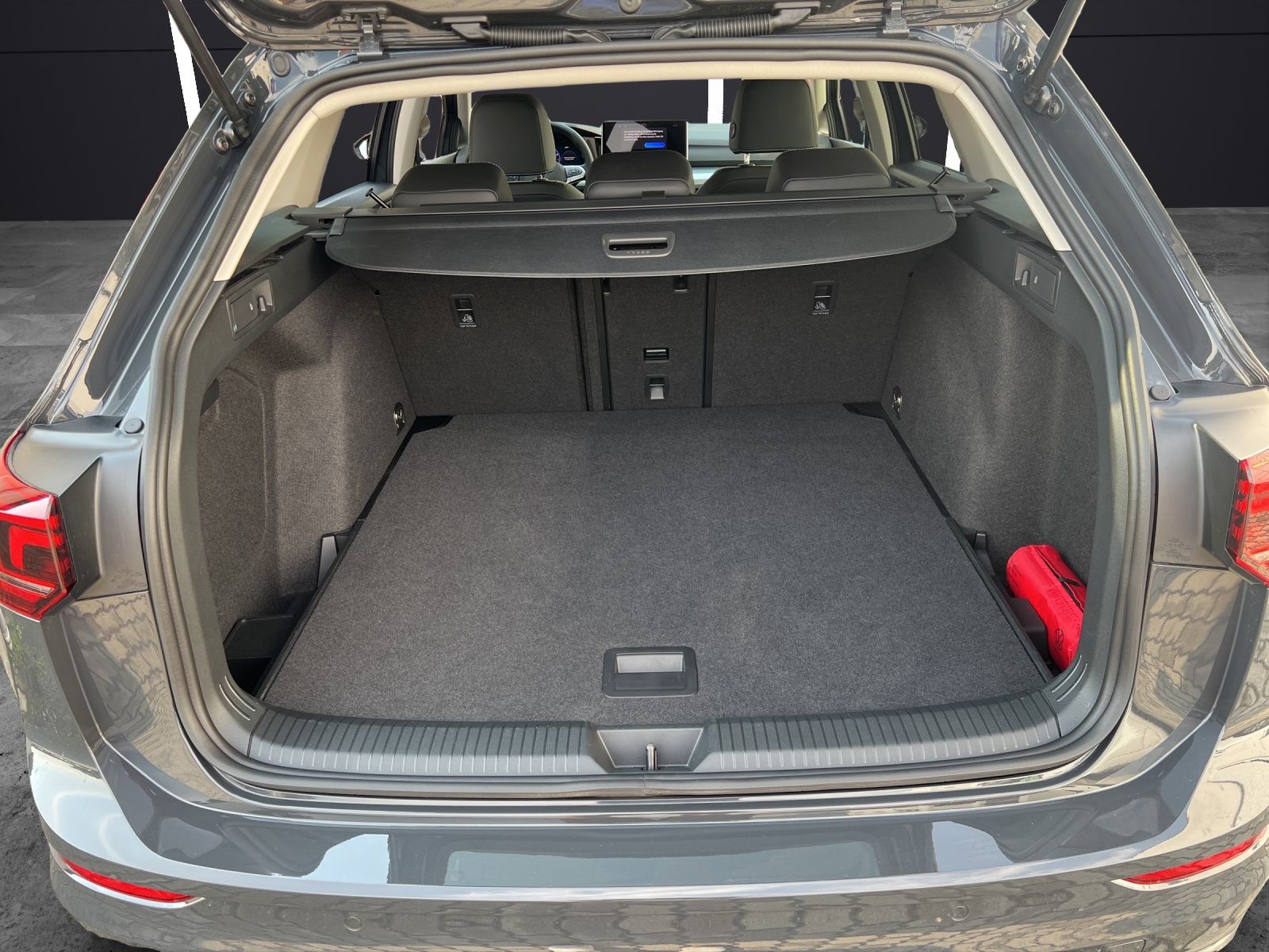 Fahrzeugabbildung Volkswagen Golf VIII Variant TSI Energy DSG LED Navi AID AC