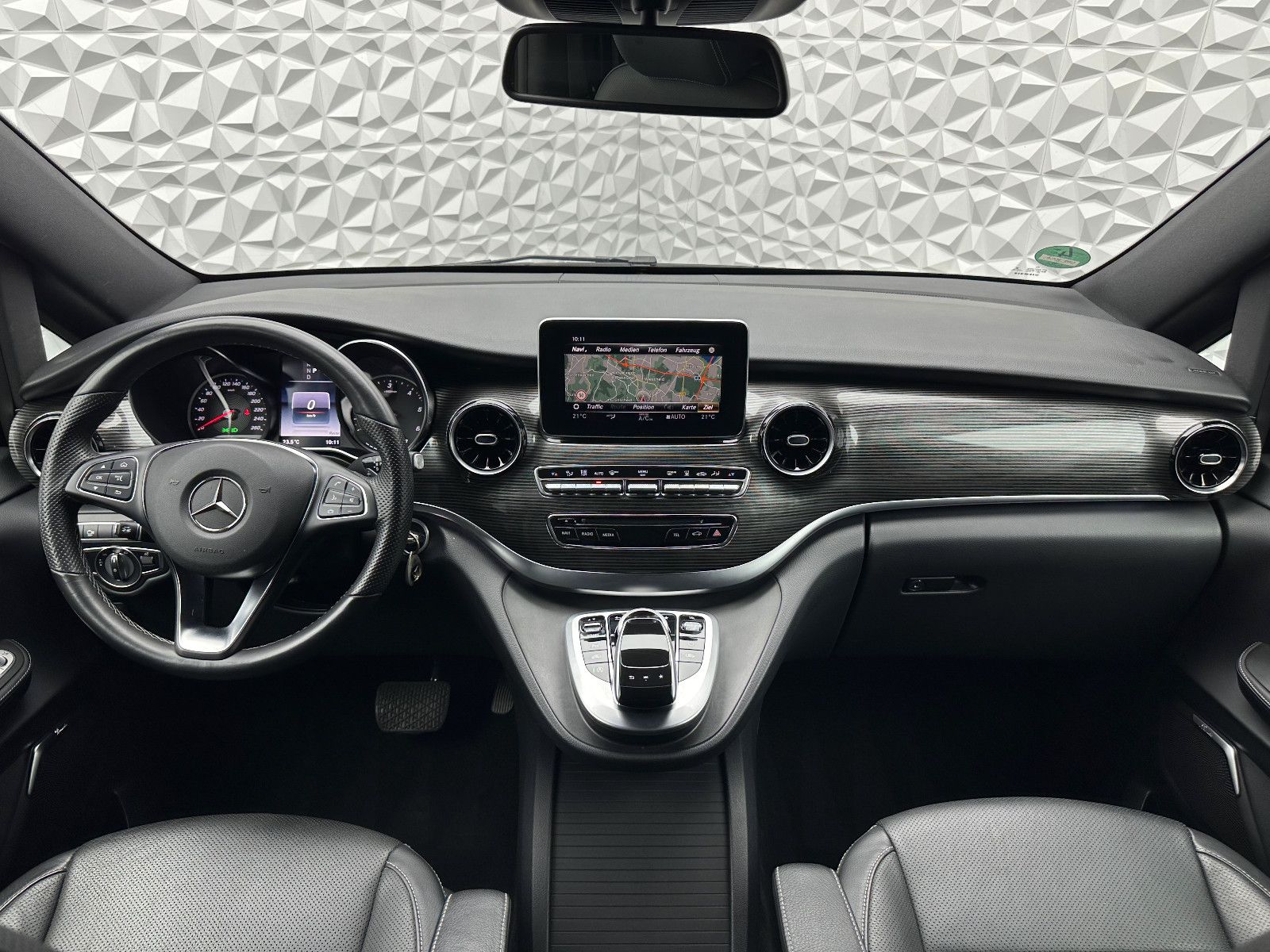 Fahrzeugabbildung Mercedes-Benz V 300d LANG/9G/DISTRO/STANDHZ/360°/BURMESTER/AHK