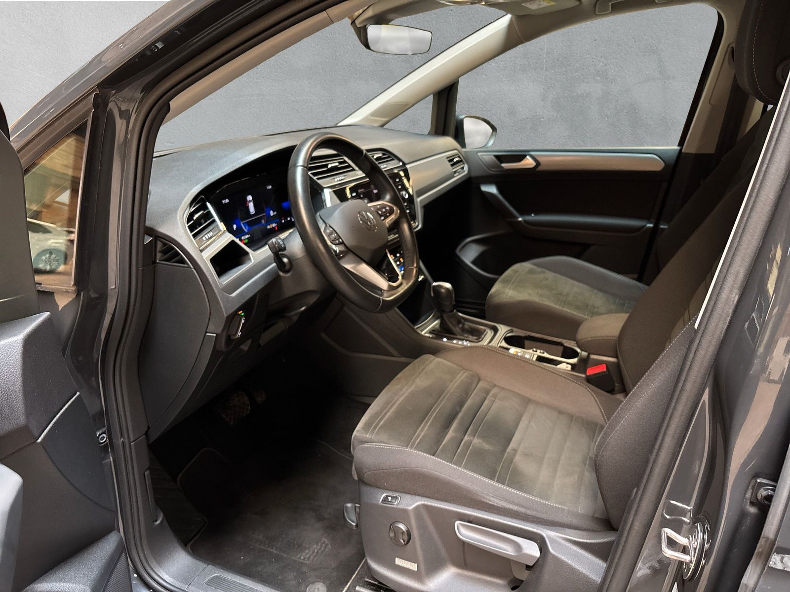 Fahrzeugabbildung Volkswagen Touran 1.5 TSI DSG digitalCP Navi SHZ ACC PDC