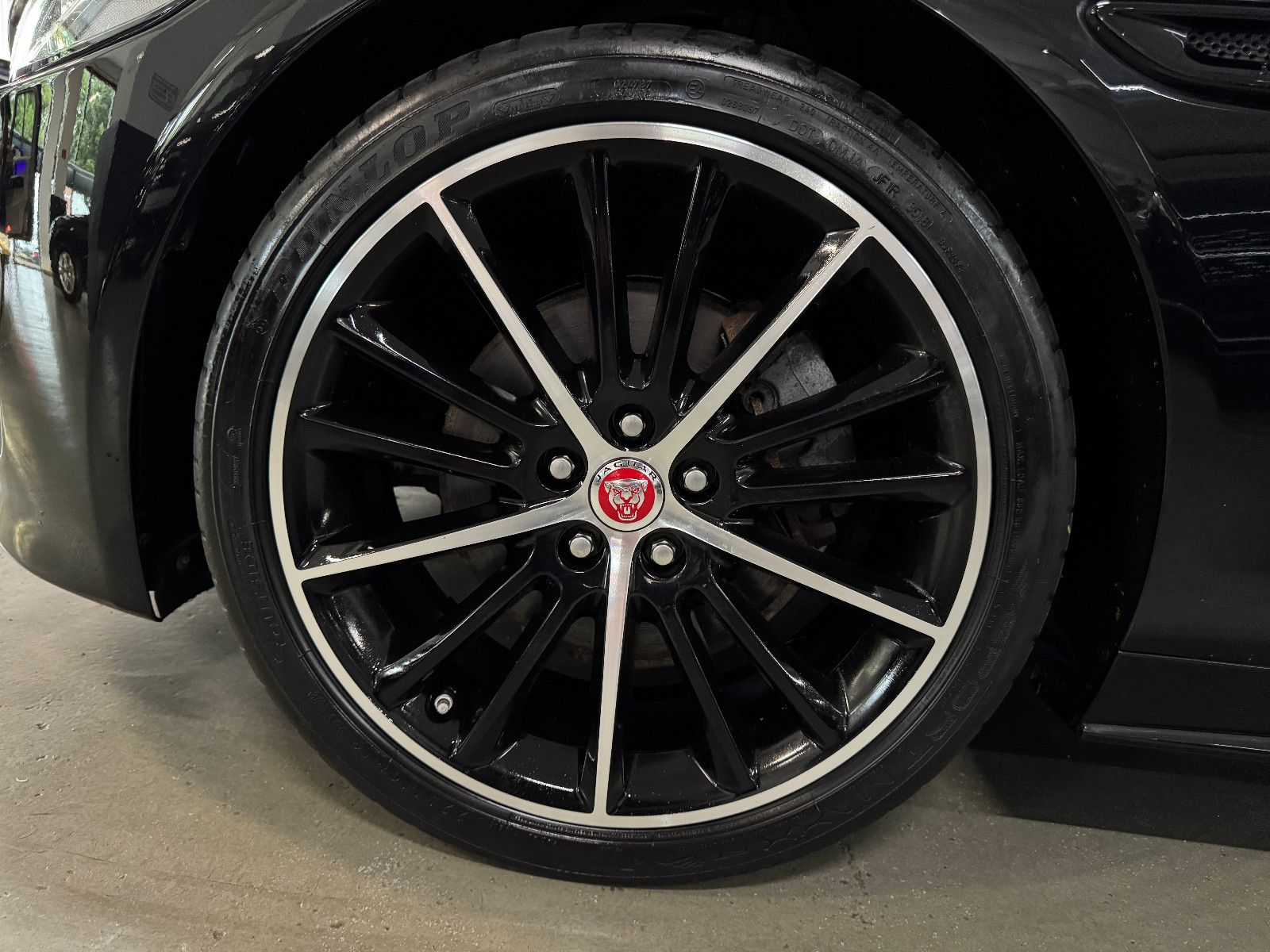 Fahrzeugabbildung Jaguar XE 2.0 d 8GT LANDMARK R-SPORT BLACK EDITION VOLL