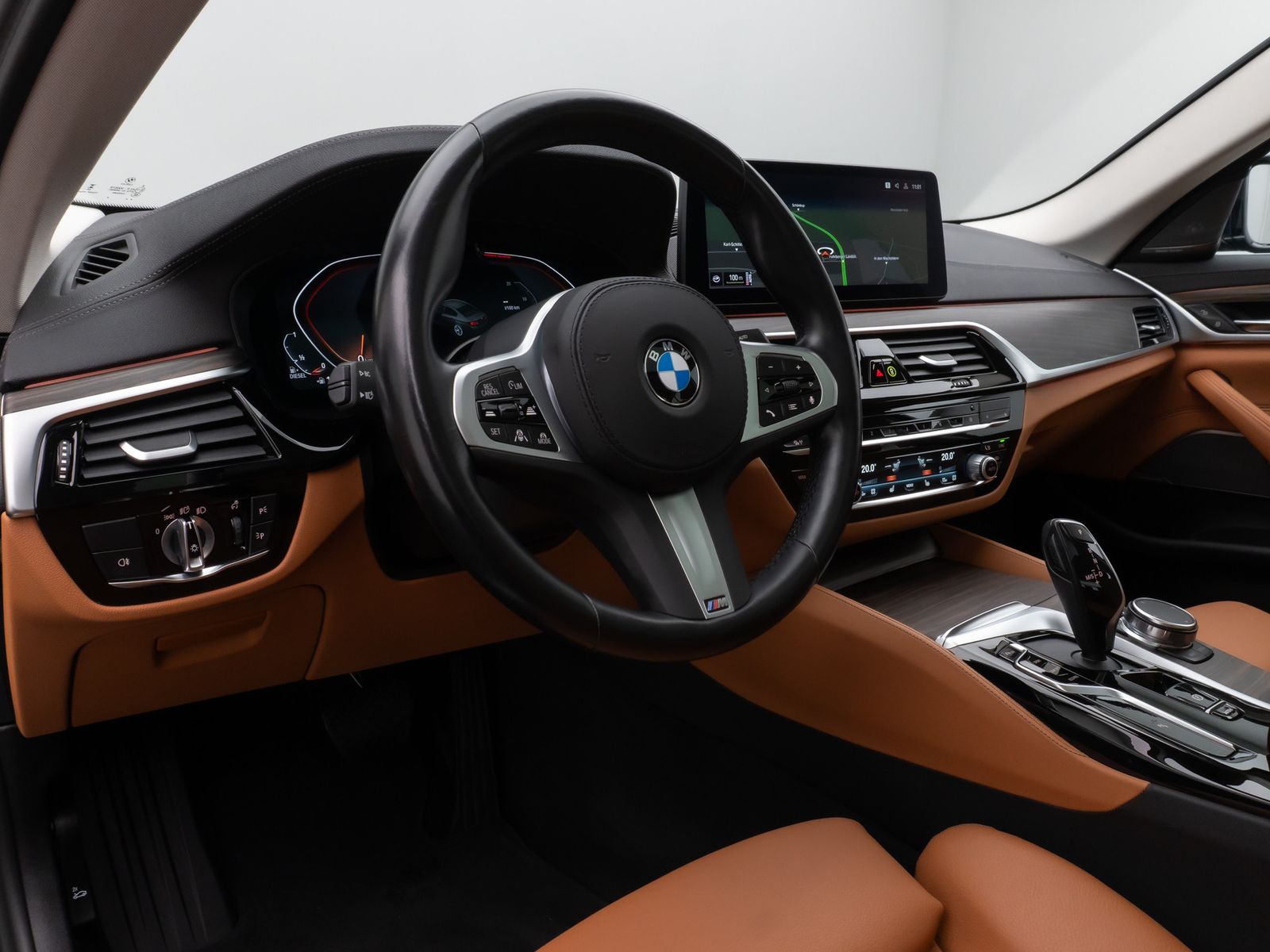 Fahrzeugabbildung BMW 520d xD LuxuryLine Glasdach Kamera Laser HUD H/K