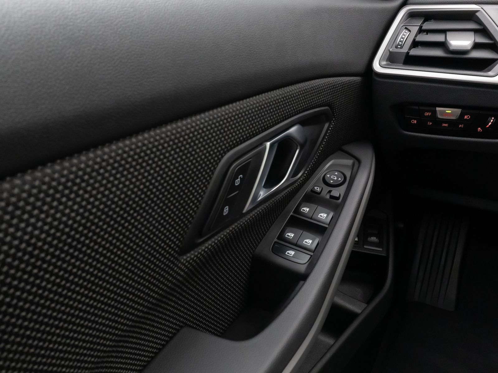 Fahrzeugabbildung BMW 320e Panoram Kamera HUD DAB HiFi Geschwindigkeit