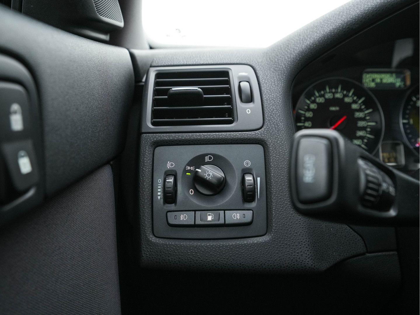 Volvo V50 2011 — photo 15