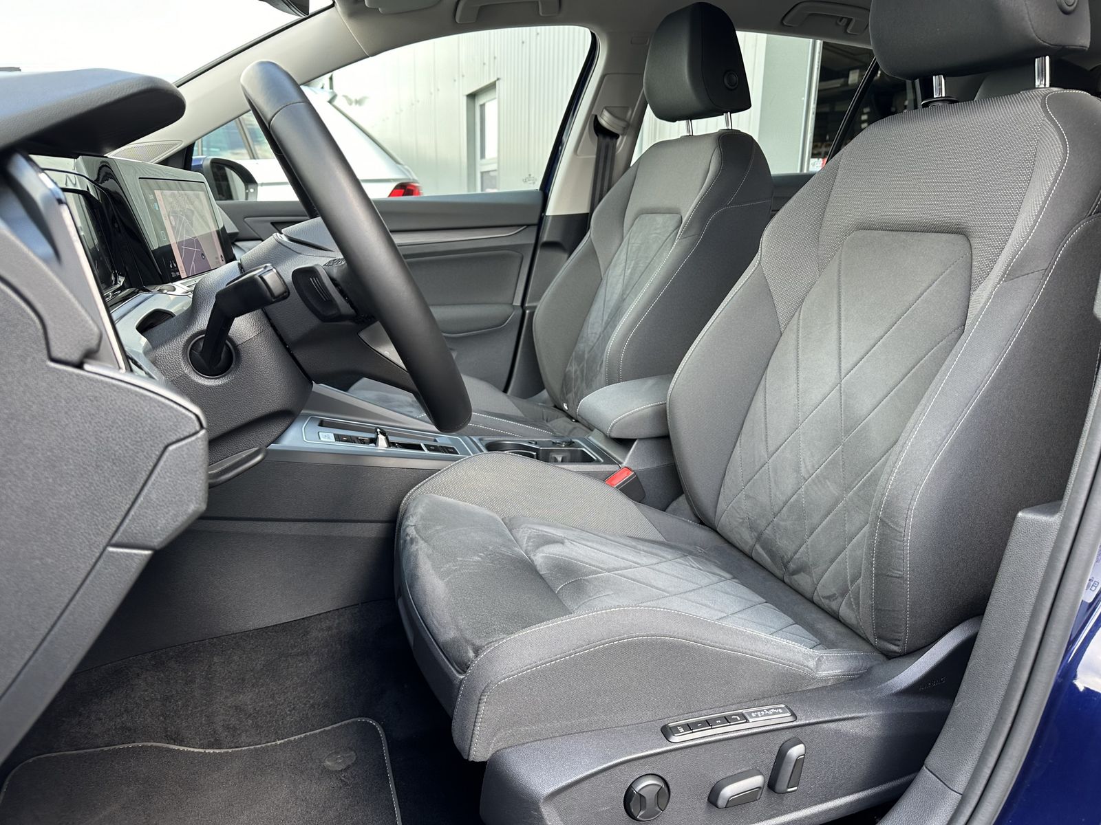 Fahrzeugabbildung Volkswagen Golf 2.0 TDI DSG Style NAV+LED+AHK+ACC+CARPLAY