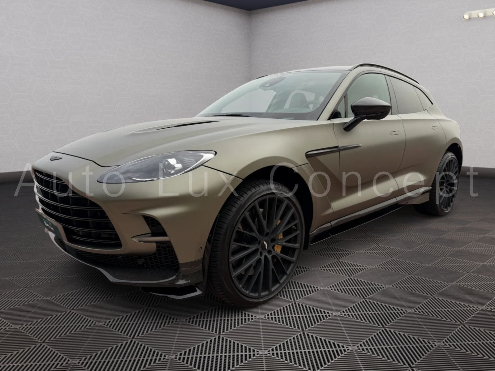 Aston Martin DBX 707