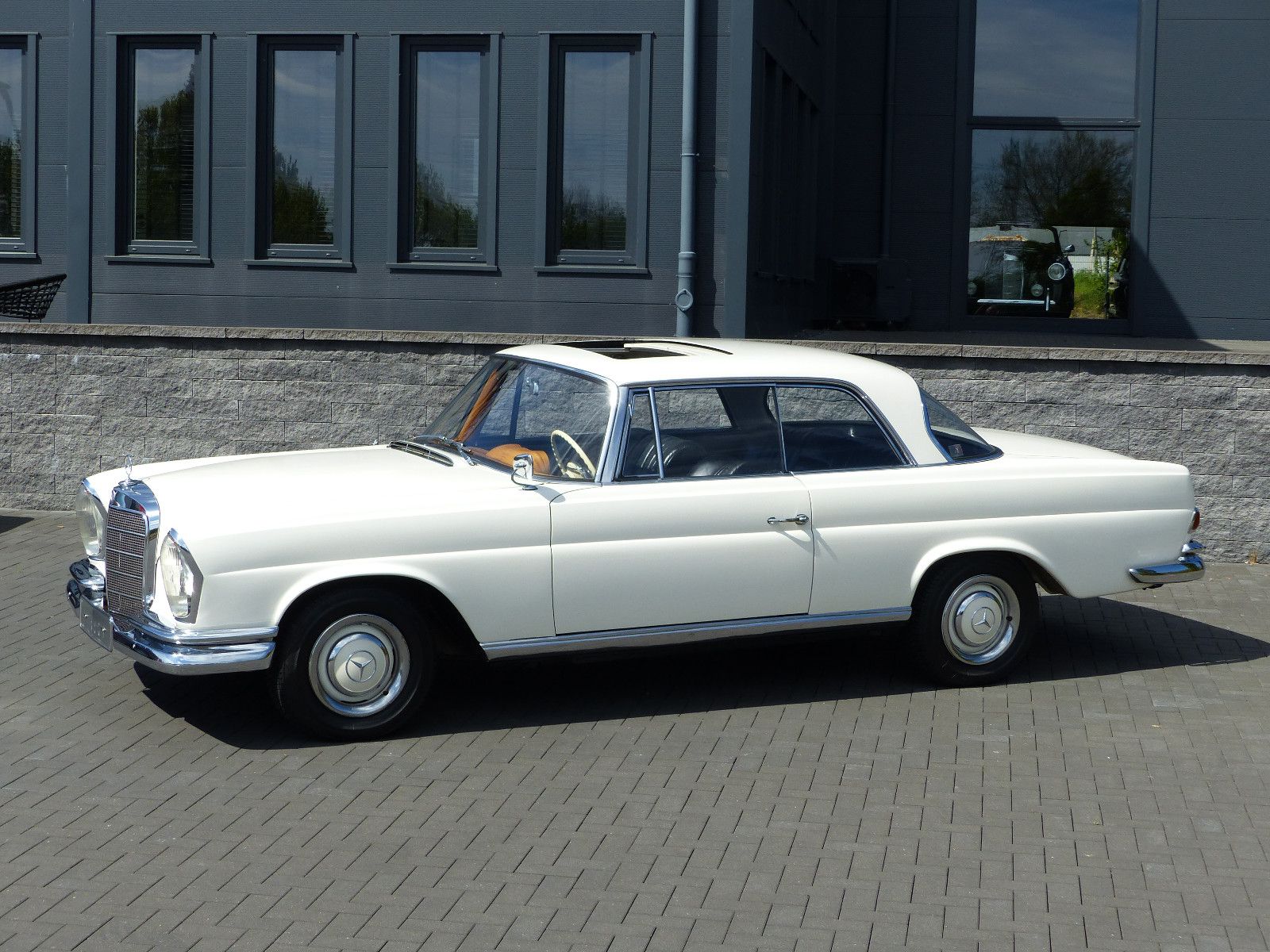 Fahrzeugabbildung Mercedes-Benz 220 SE Coupe W 111