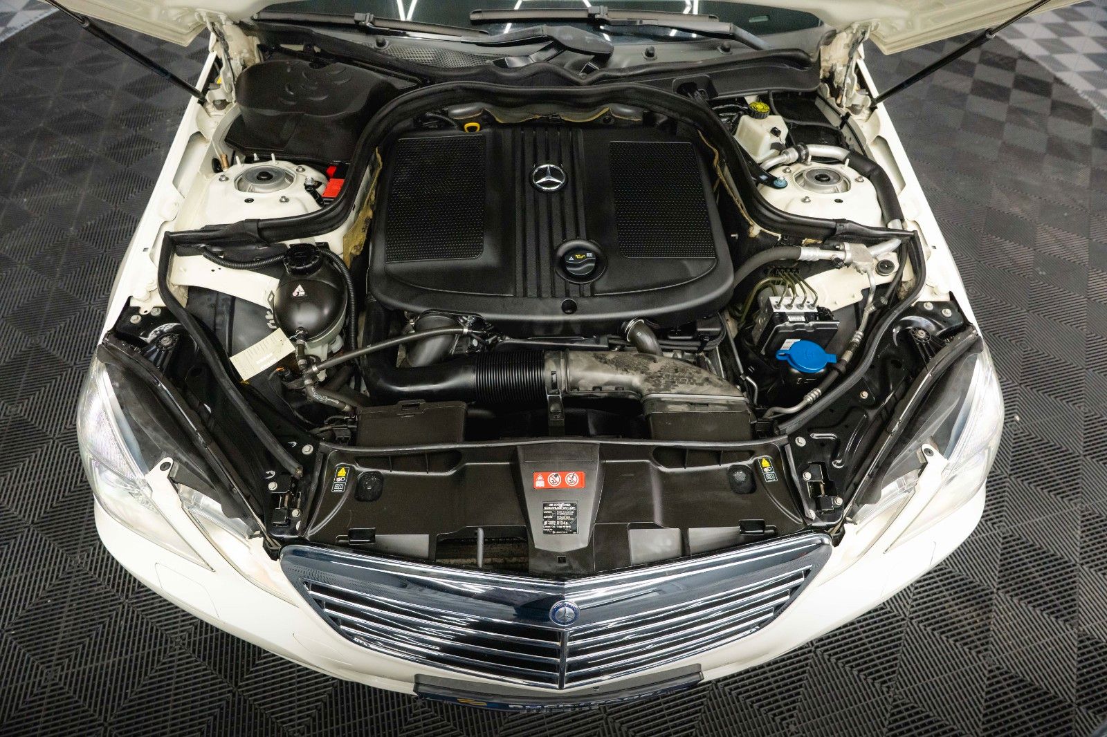 Fahrzeugabbildung Mercedes-Benz E 220 T CDI BlueEfficiency Avantgarde *Bi-Xenon*