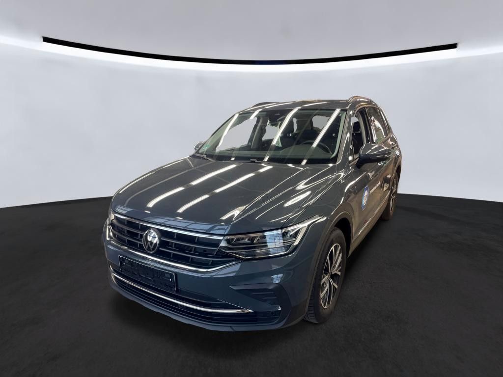 Volkswagen Tiguan - 1