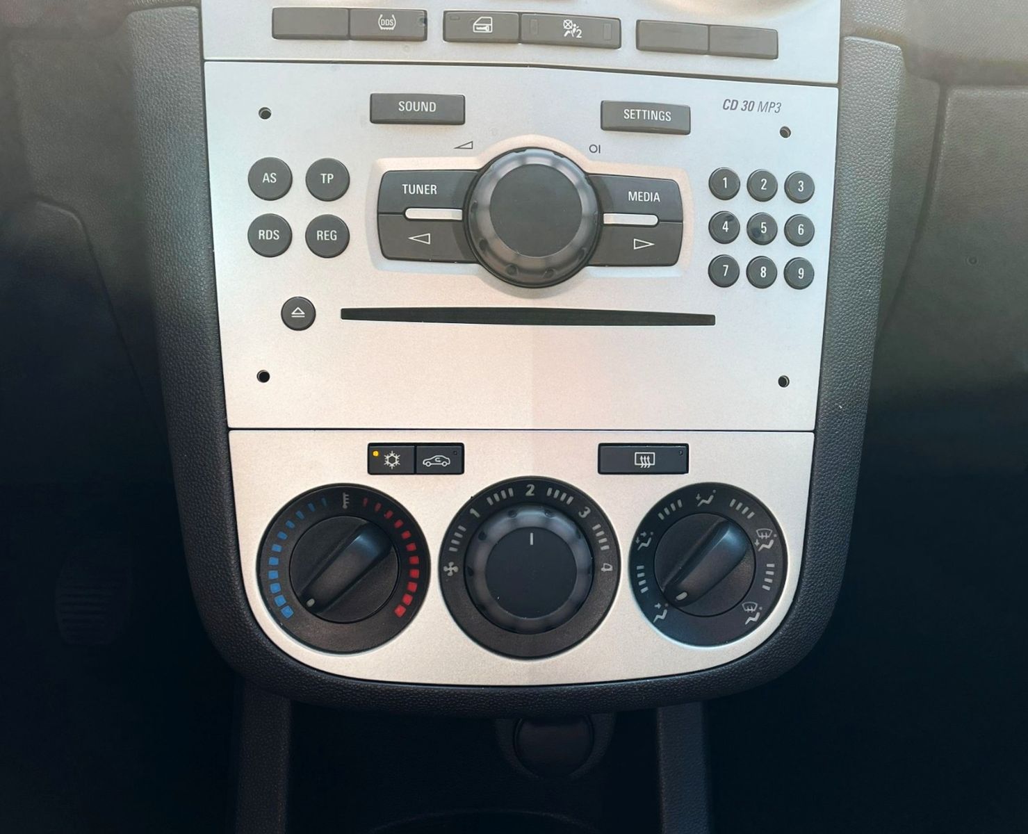 Fahrzeugabbildung Opel Corsa D 1.2 KLIMA SERVICE NEU WENIG KILOMETER