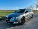 Skoda Superb Kombi / Standheizung / Panora... - Skoda Superb aus 2011: Kombi