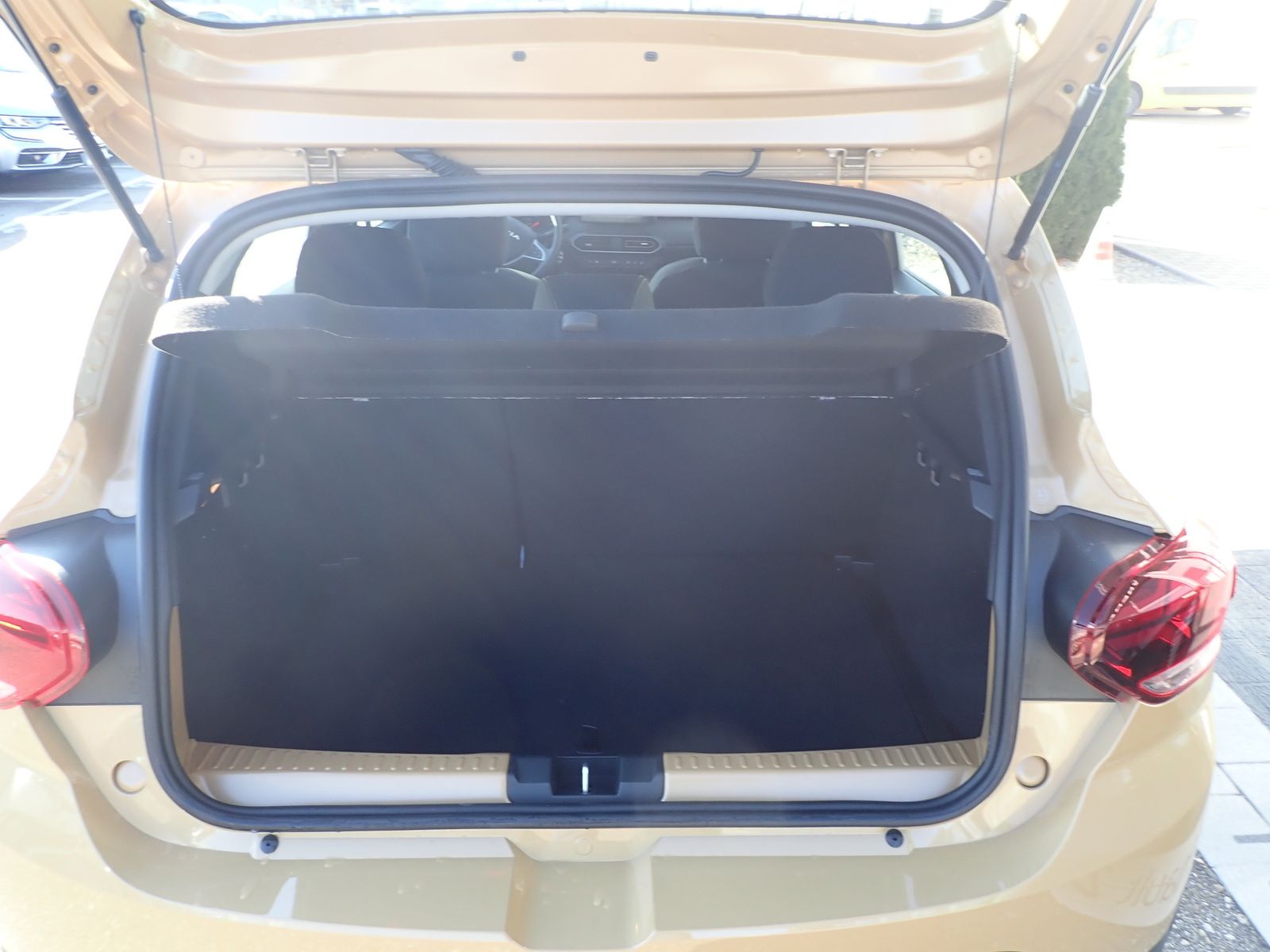 Fahrzeugabbildung Dacia Sandero STEPWAY TCe 90 CVT EXTREME/AUTOMATIK/SHZ