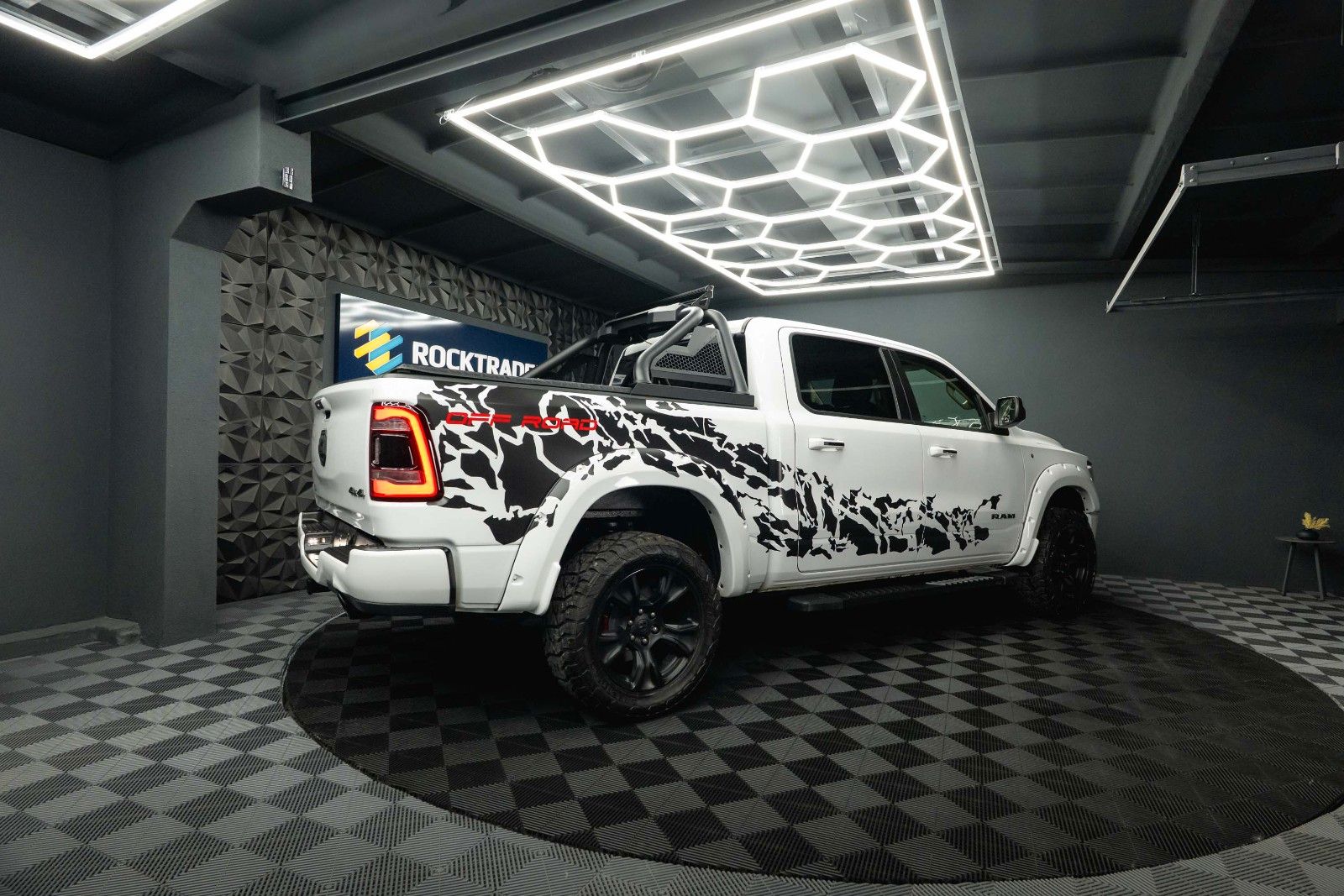 Fahrzeugabbildung Dodge RAM 5.7 V8 HEMI 4x4 OFFROAD Night-Paket *LED*