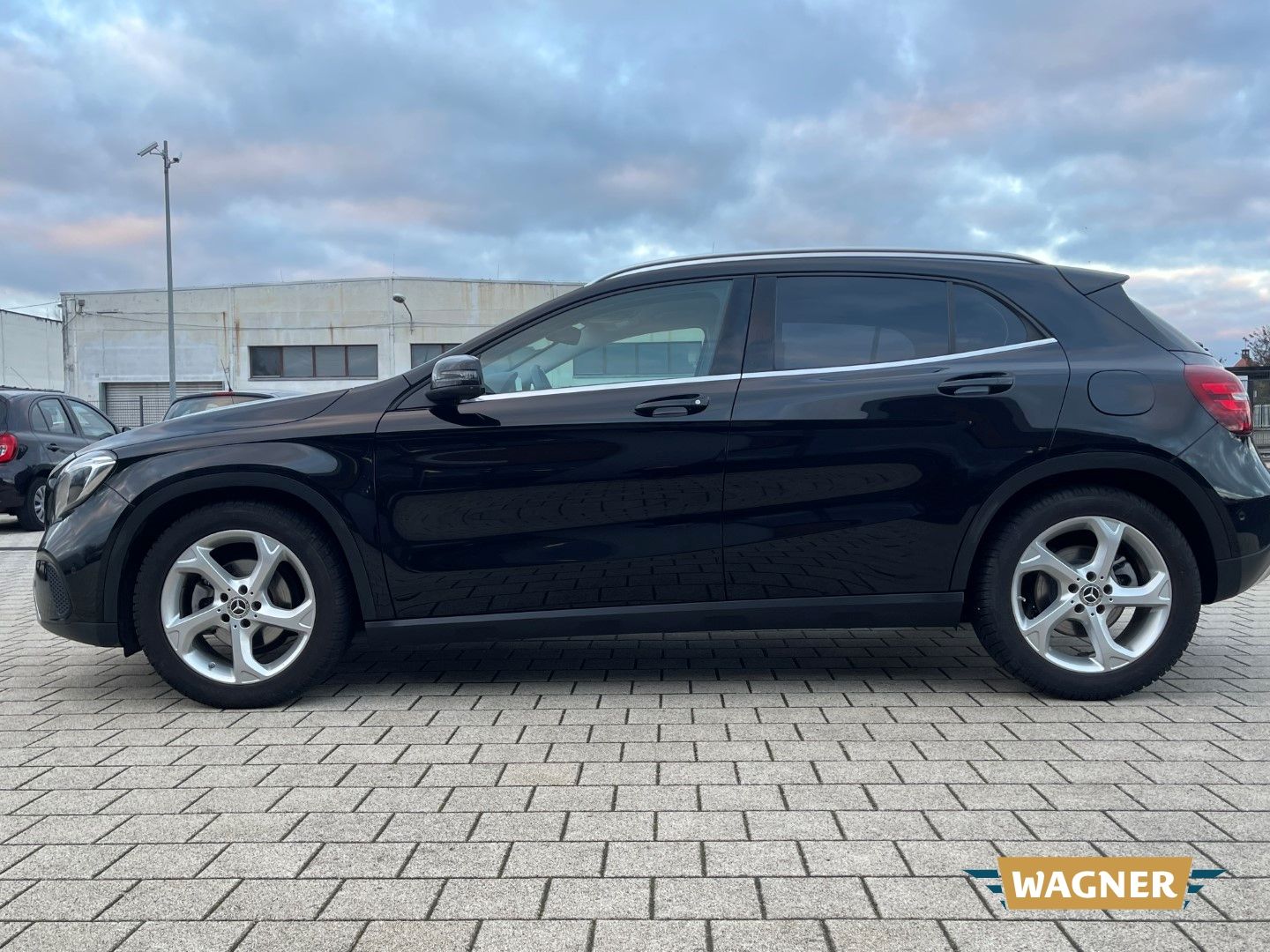 Fahrzeugabbildung Mercedes-Benz GLA 180 Sport Utility Sitzheizung Navi