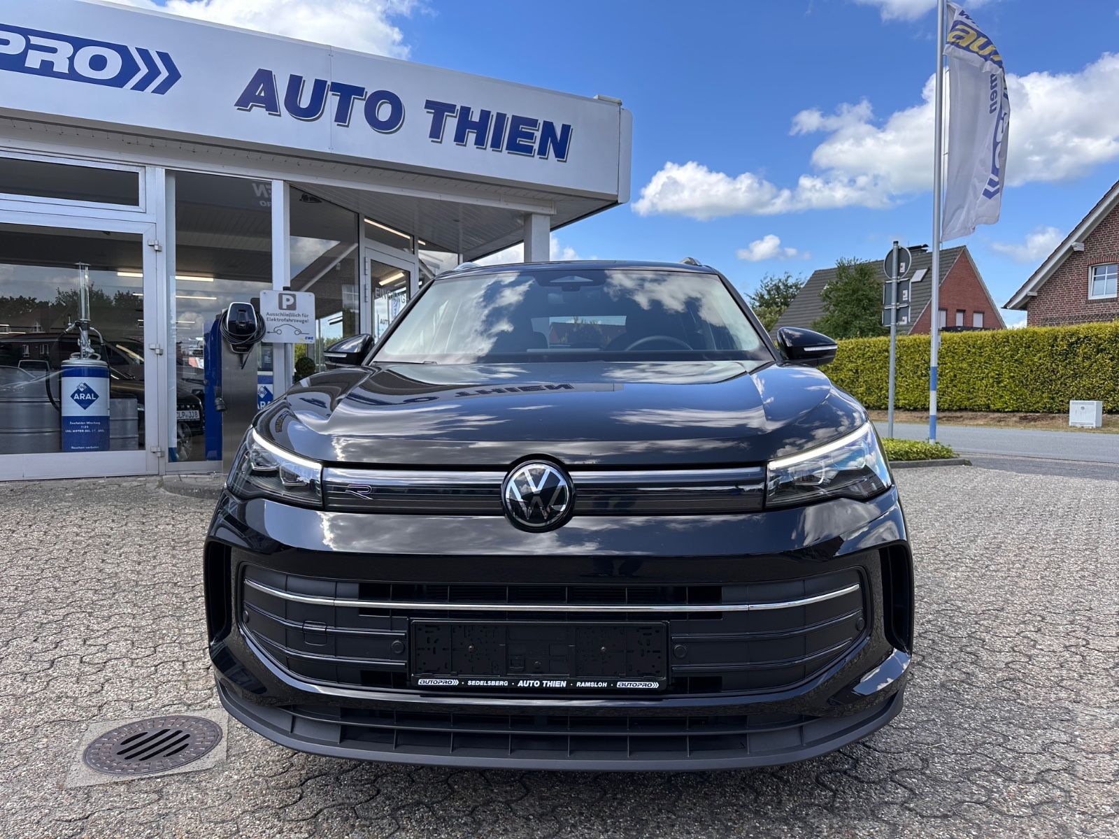 Fahrzeugabbildung Volkswagen Tiguan 1.5 eTSI Life DSG ACC/LED/RFK/SHZG
