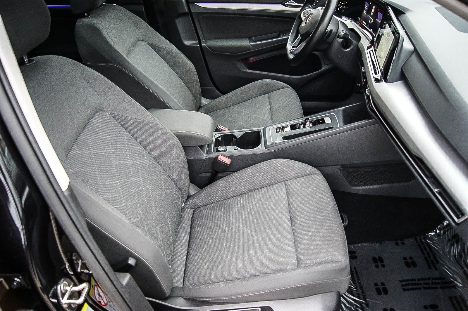 Fahrzeugabbildung Volkswagen Golf VIII Var 20TDI DSG LIFE STDHG ANHZV PANO IQ