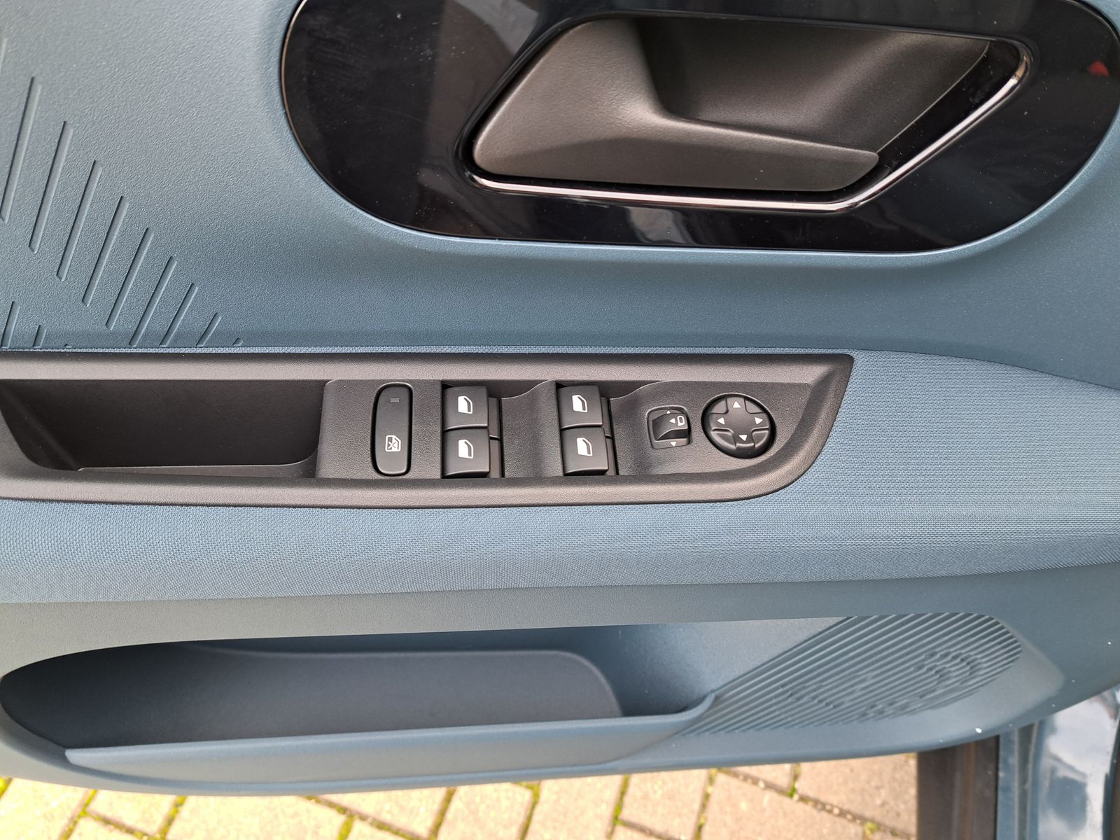 Fahrzeugabbildung Fiat Grande Panda La Prima Hybrid AUTOM. SITZHEIZUNG