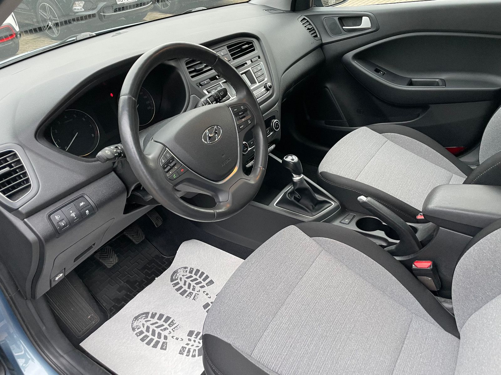 HYUNDAI i20, 2015, Benzin, 84 PS