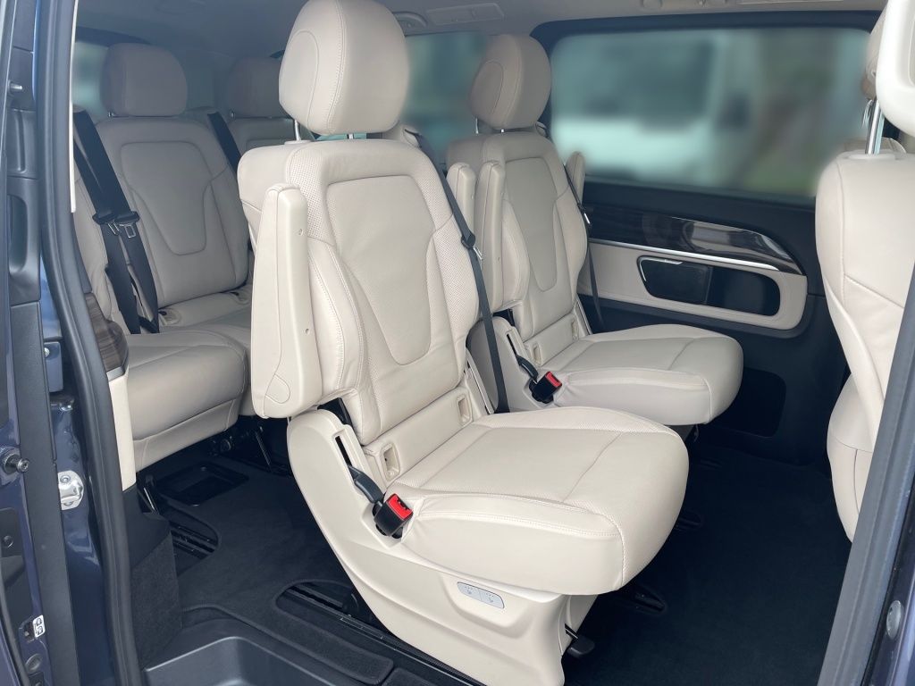 Fahrzeugabbildung Mercedes-Benz V 300 d Avantgarde extralang 4x4 Mittelkonsole,