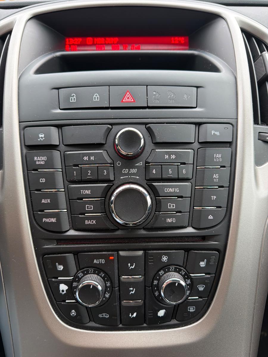Opel Astra 2012 — photo 15