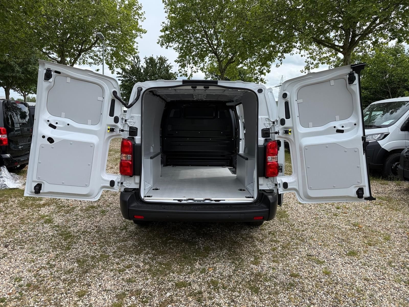 Fahrzeugabbildung Fiat Scudo XL Kastenwagen 120 MT6