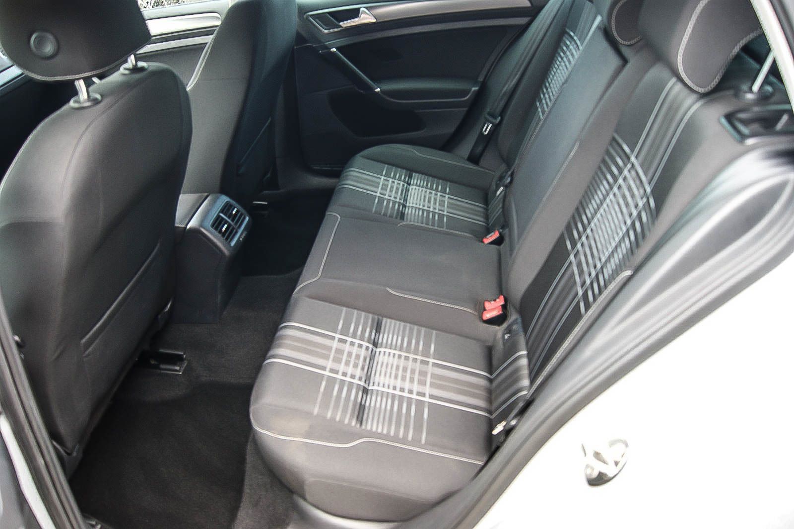 Fahrzeugabbildung Volkswagen Golf VII 1.6 TDI Lounge Bi-XENON NAVIGATION PDC