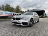 BMW 540i xDrive Touring A - - silberne BMW 540