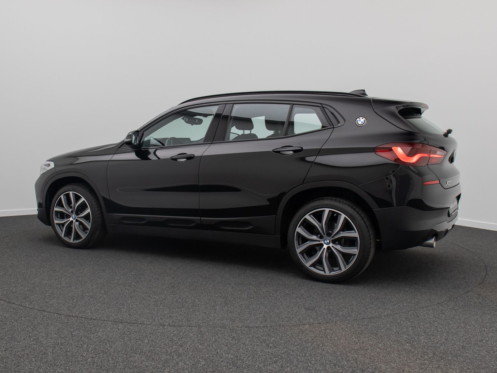 Fahrzeugabbildung BMW X2 sD18i Alarm HUD DAB Kamera HiFi Sportsitz 19"
