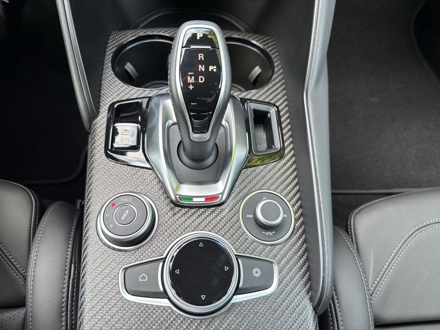 Fahrzeugabbildung Alfa Romeo Giulia Quadrifoglio 2.9 V6 Bi-Turbo