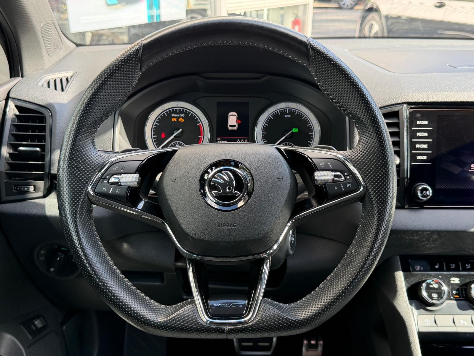Fahrzeugabbildung SKODA Karoq 2.0TSI Sportline 4x4 DSG LED+NAVI+SHZ+TEMP