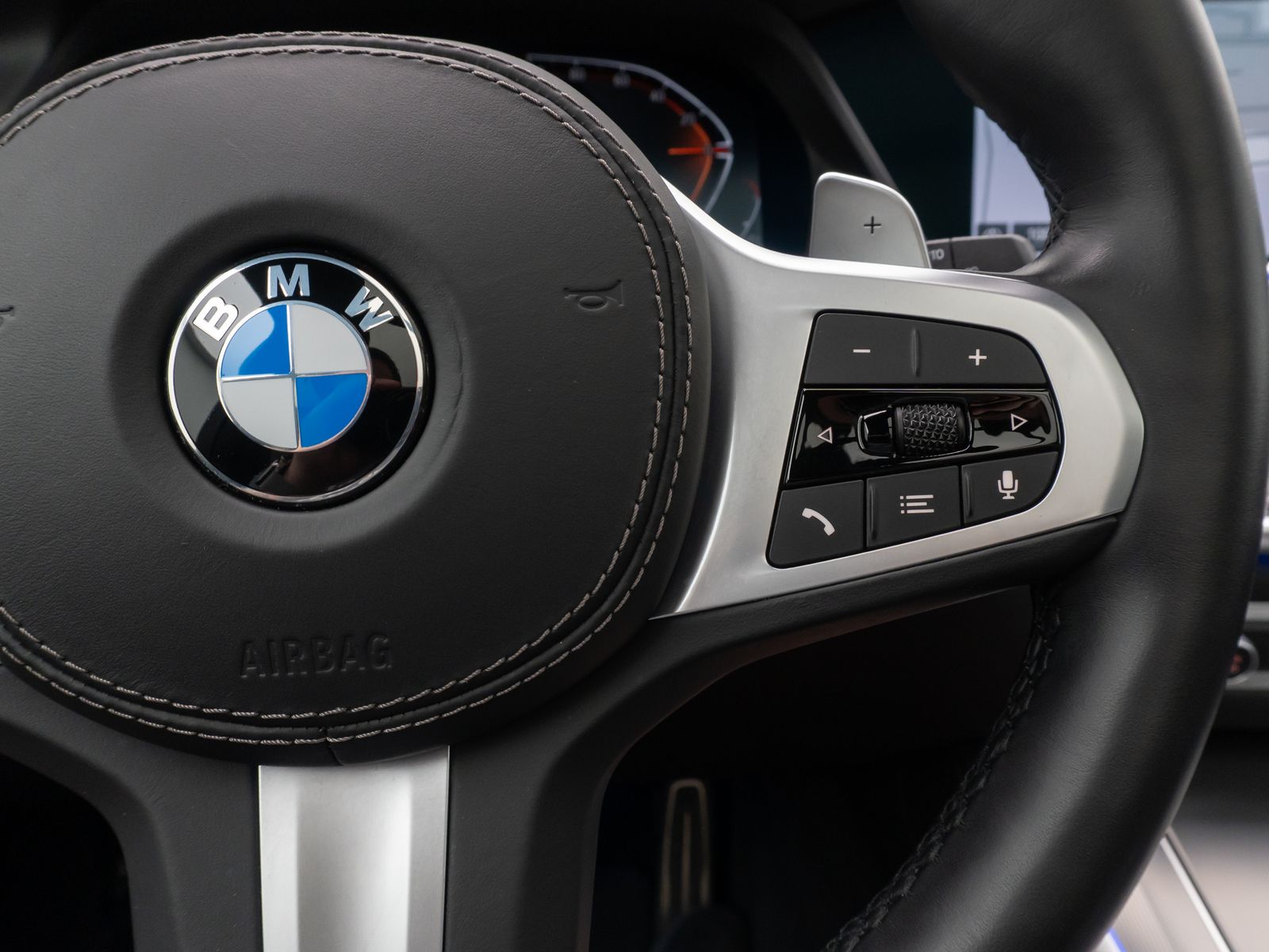 Fahrzeugabbildung BMW X5 xD40d M Sport Panorama Kamera HUD DAB B&W 22"