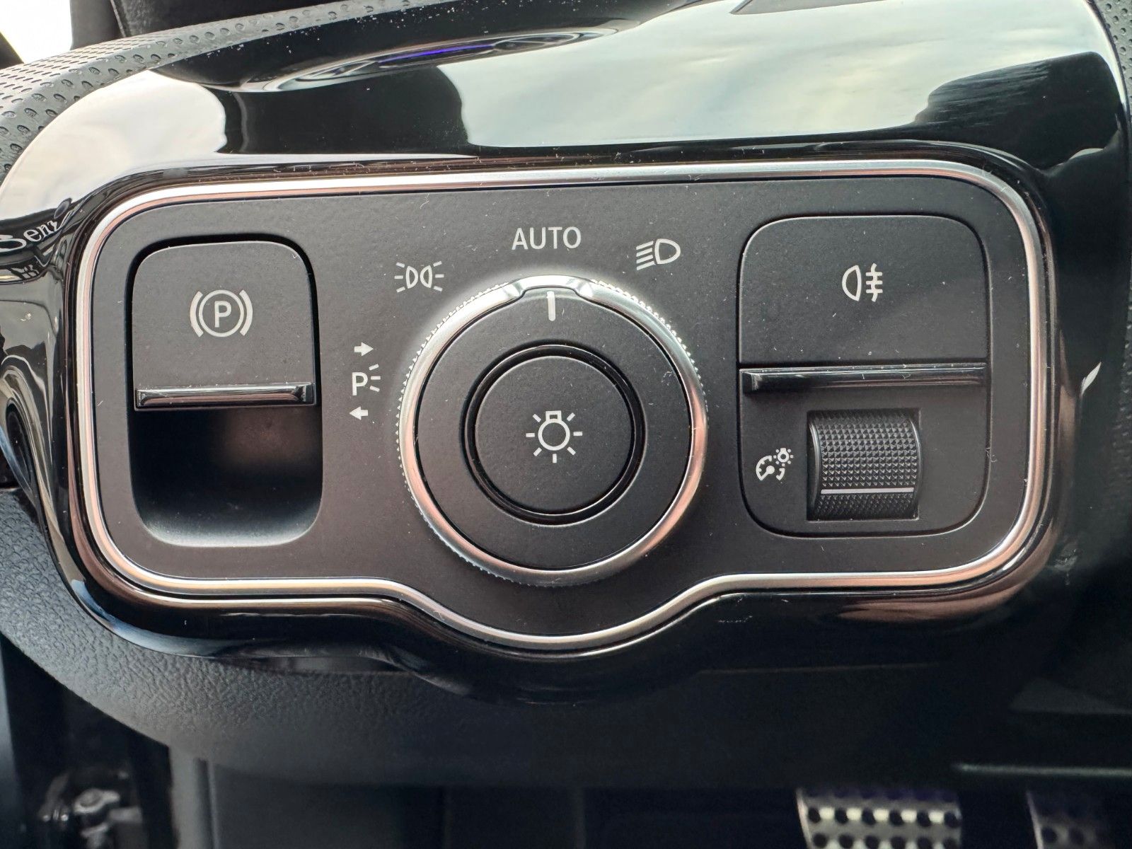 Fahrzeugabbildung Mercedes-Benz A 200 AMG 19"+Ambiente+R-Kamera+Pano+LED+MBUX