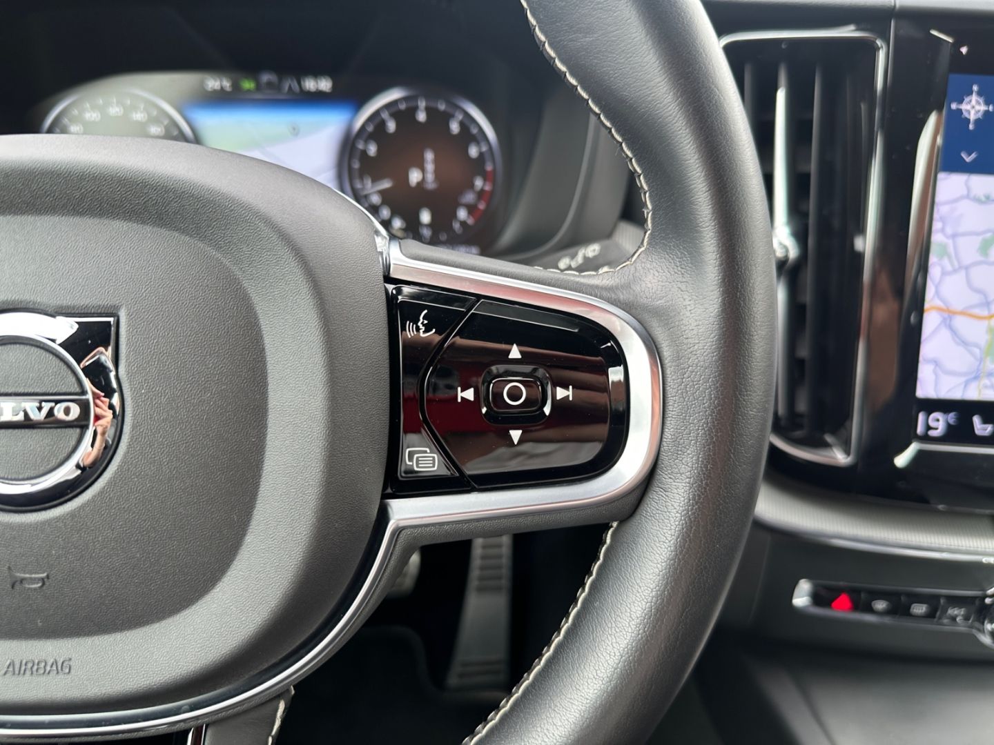 Volvo XC60 B4 2WD R Design LED 21'' Sportfahrw AHK CA foto 25