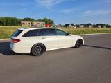 Mercedes-Benz E 400 4MATIC T AMG Line Autom. AMG Line - weiße Mercedes-Benz E 400