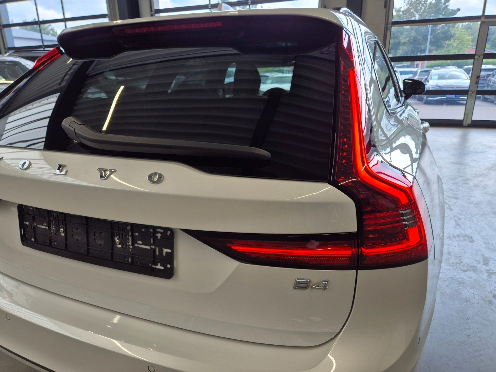 Volvo V90 B4 2.0d ULTIMATE DARK LEDER NAV LED PANO ACC foto 24