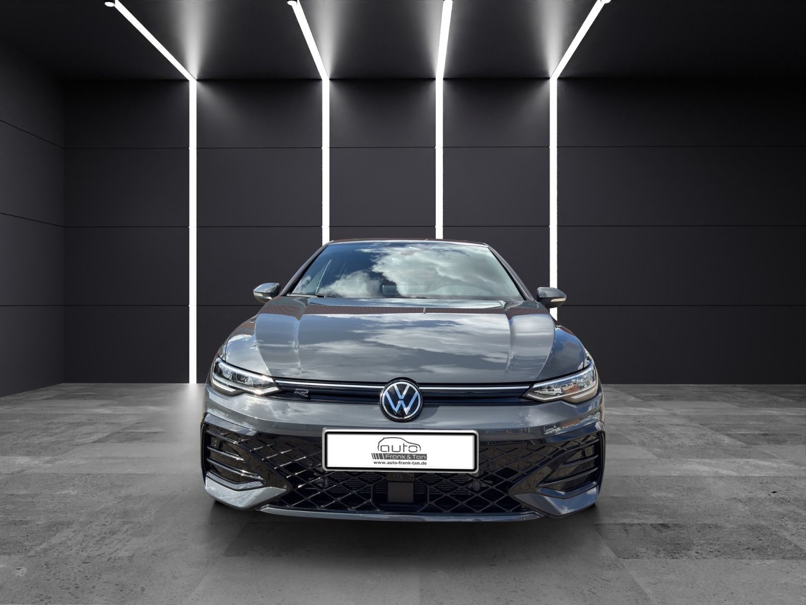 Fahrzeugabbildung Volkswagen Golf VIII R-Line/ACC/Navi/Ambiente/Apple CarPlay