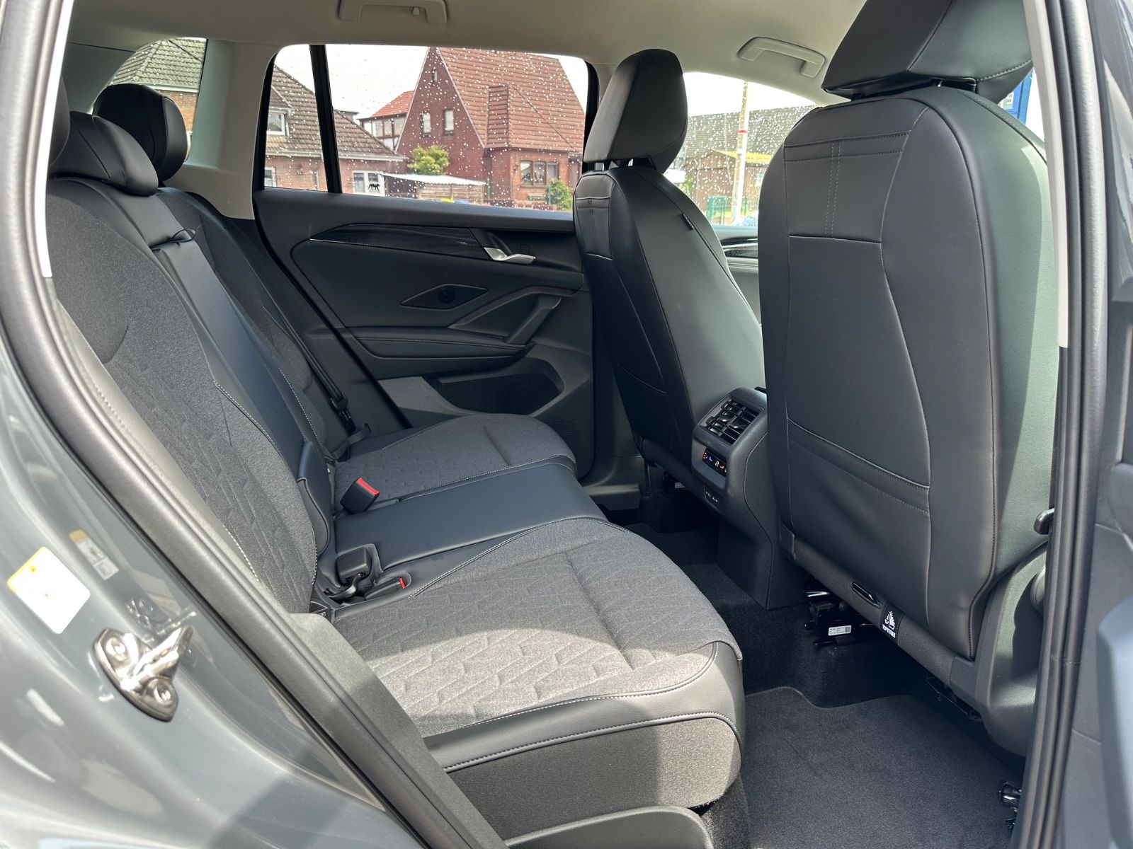 Fahrzeugabbildung Volkswagen Tiguan 1.5 eTSI Life DSG Navi/AHK/ACC/LED/SHZG