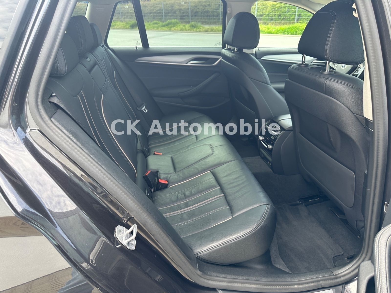 Fahrzeugabbildung BMW 520d Touring/Navi/Leder/Head-Up/Kamera/LED/ACC