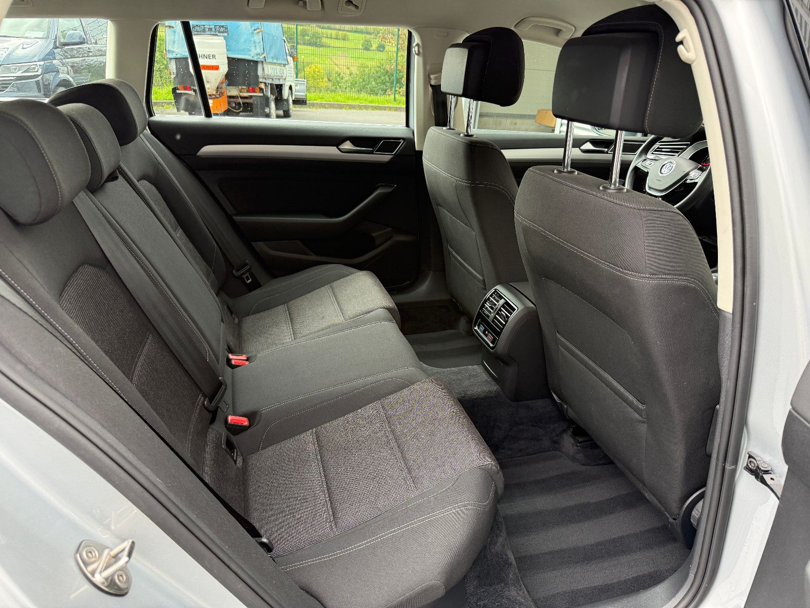 Fahrzeugabbildung Volkswagen Passat Comfortline DSG ACC Navi PDC SHZ Massage