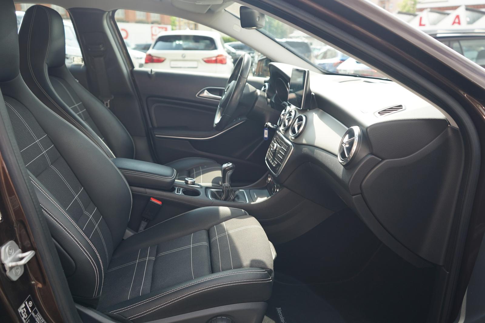 Mercedes-Benz GLA 200 Standard Bi-Xenon Sitzheizung Kamera PDC