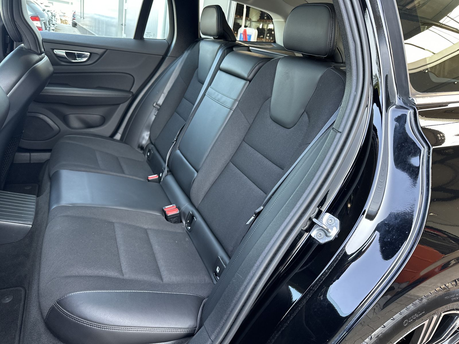 Fahrzeugabbildung Volvo V60 T6 AWD Recharge Inscription NAV+LED+H&K+PANO